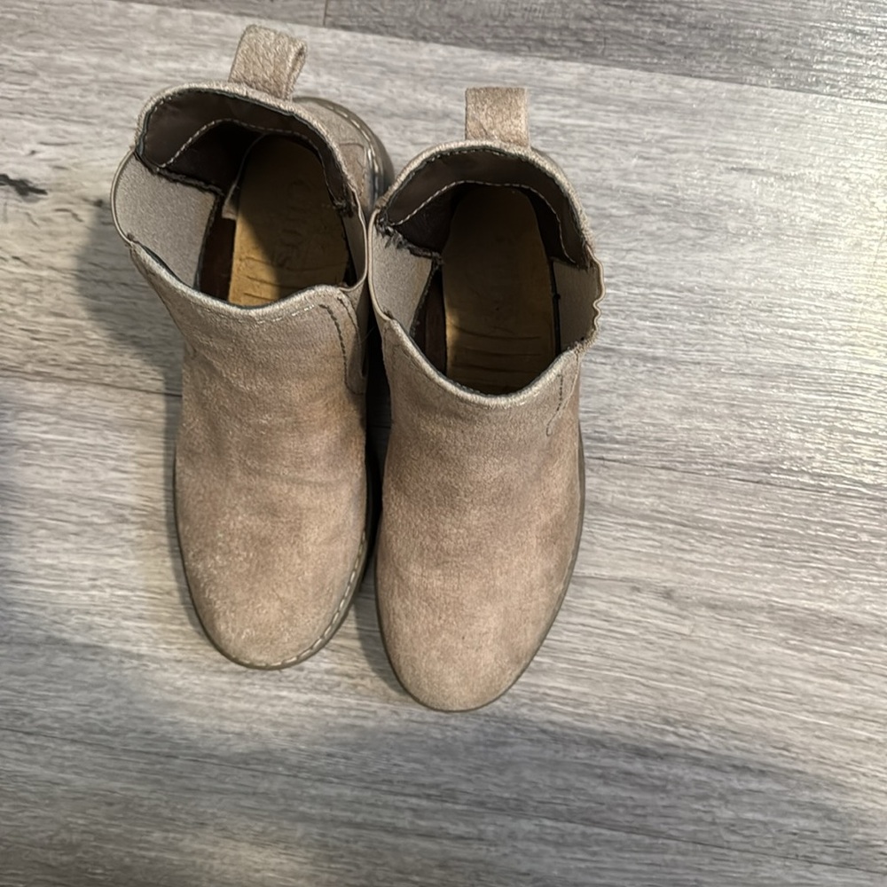 Women’s size 6 Chelsea boot. Worn 3 times. No scuffs, marks or tears. - Picture 6 of 7